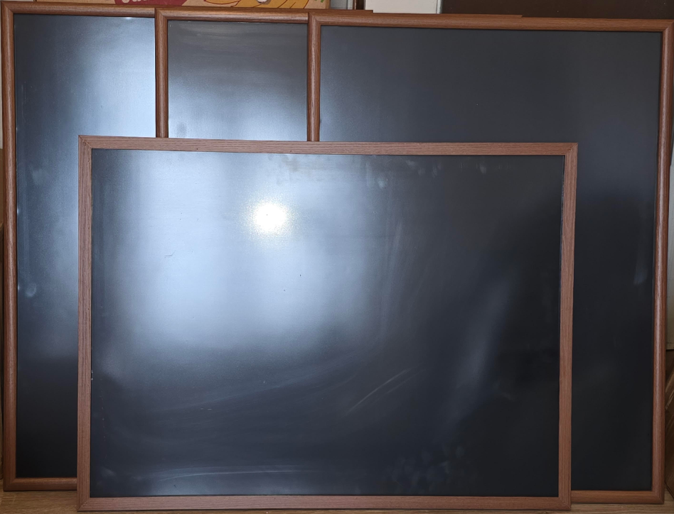 Tablica magnetyczna 60x80 cm z możliwością pisania kredą – zestaw kompletny!