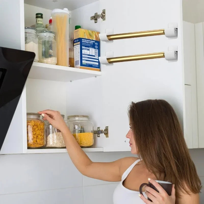 Samoprzylepne zaczepy ścienne – minimalistyczne uchwyty do organizacji przestrzeni